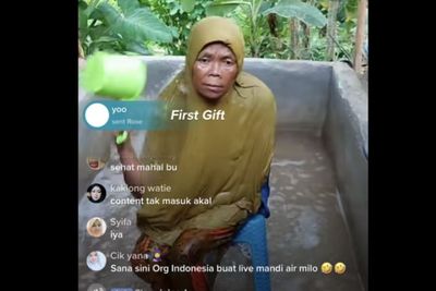 Mensos Risma Ancam Polisikan Tiktoker Buat Emak-emak Live Ngemis Mandi Lumpur