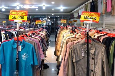 Tempat Thrifting Nyaman Ber-AC di Jaksel, Bajunya Udah Dilaundry Bisa Langsung Dipakai!