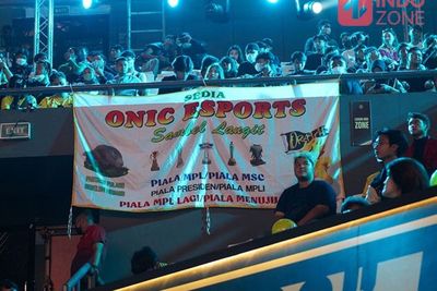 Spanduk Dukungan ONIC Esports Jadi Sorotan, Mirip Dagangan Pecel Lele: Mau Pesan Apa?