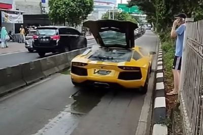 Viral Lamborghini Mogok Saat Masuk Jalur Busway Berujung Ditilang Polisi