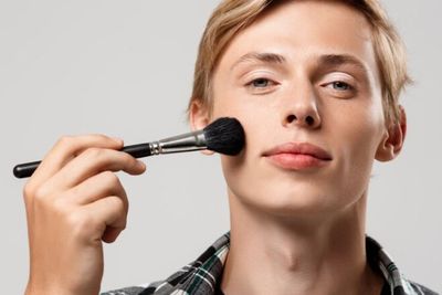 Tips Makeup Natural Buat Cowok dari MUA Profesional: Gak Perlu Tebal-tebal