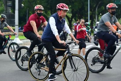 Nikmati Akhir Pekan, Presiden Jokowi Gowes di CFD Sudirman-Thamrin 