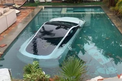 Apes! Pengemudi Salah Injak Pedal, Mobil Tesla Ini Berakhir Nyemplung ke Kolam Renang