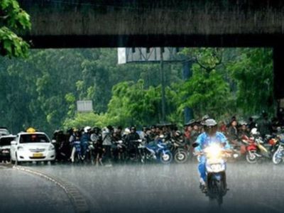 Pengendara Motor Jangan Berteduh di Kolong Fly Over saat Hujan, Bisa Didenda!