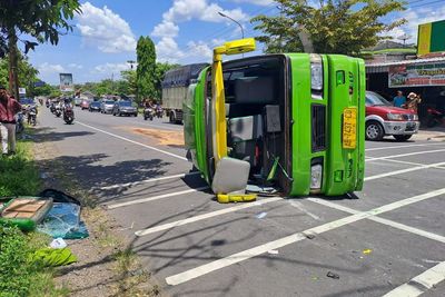 Banting Setir, Bus Rombongan Besan Terguling di Jalan Solo-Wonogiri