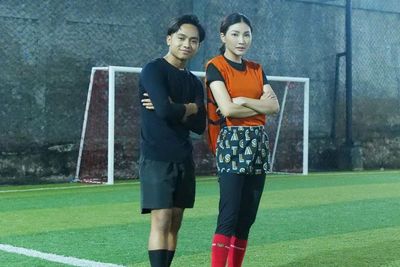 Pakaian Sarwedah Disoroti Saat Main Bola Bareng Bentrand Peto, Ini Penampilannya!