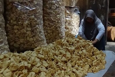 Cerita Mbah Warni Satu-satunya Pembuat Kembang Waru, Kuncinya Bangun Jam 2 Pagi!
