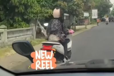 Viral Wanita Naik Motor Tanpa Lihat Jalanan, Netizen: The Power of Emak-emak