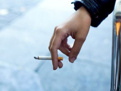 Merokok Sambil Berkendara Bisa Kena Denda Lho! Begini Aturannya