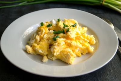 Cara Masak Telur Orak-arik Bentuk Karakter Lucu, Si Kecil Pasti Suka Bund!