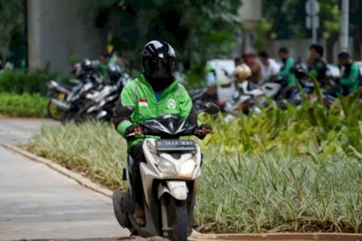 Enggak Terima Bannya Dikempesi, Segerombol Ojol Ini Gelut Sama Satpam SCBD