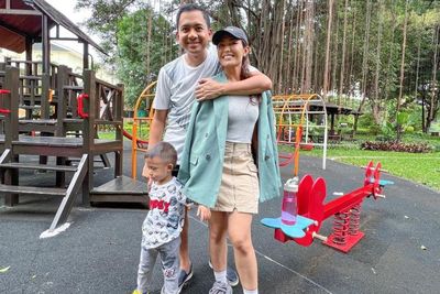 Usai Diterpa Isu Selingkuh, Intip Potret Regi Datau yang Full Senyum Pose Sama Ayu Dewi