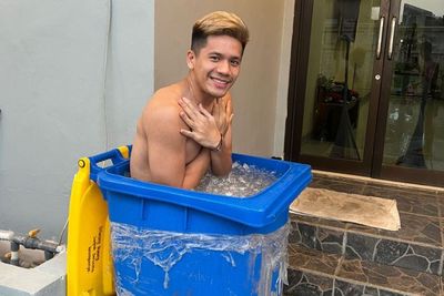 Usai Gelaran Malaysia Open 2023, Yeremia Rambitan Langsung Berendam Air Es di Bak Sampah