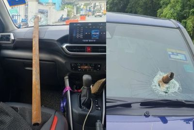 Viral Logam Panjang Hantam Kaca Mobil Hingga Pecah, Netizen: Mirip Final Destination