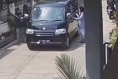 Viral Ibu-ibu Dirampok Usai Ambil Uang di ATM Bekasi, Pelaku Ingetin Mobil Korban Kempes