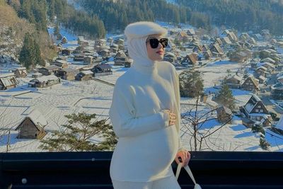 Potret Cantik Dinda Hauw Pamer Baby Bump di Jepang, Disebut Mirip Syahrini