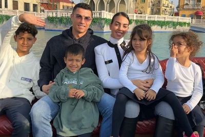 Nikmati Kehidupan Baru di Arab Saudi, Cristiano Ronaldo dan Keluarga Asyik Wisata