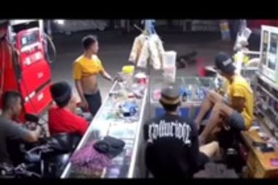 Kawanan Remaja di Makassar Ini Gak Peduli Lihat Pengendara Motor Jatuh di Jalan