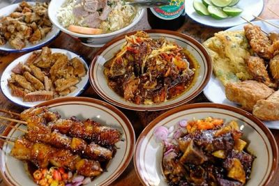 Gokil! Warung Iga Bakar Ini Enggak Pernah Tutup, Sehari Habiskan 1 Kwintal Daging!