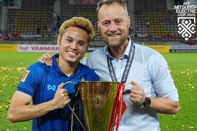 Timnas Thailand Juara Piala AFF 2022, Theerathon Bunmathan Pamit