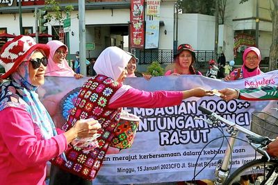 Seribu Gantungan Kunci Rajut Dibagikan Warga Solo, Apa Tujuannya?