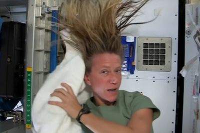 Potret Astronot Saat Keramas di Luar Angkasa, Ribetnya Minta Ampun!