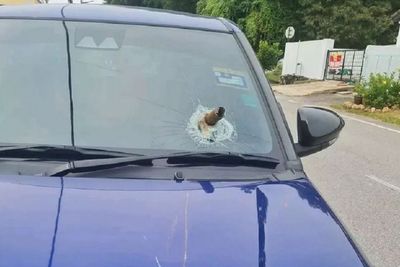 Besi Terbang dan Nancap di Kaca Mobil, Netizen: Final Destination!