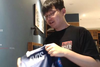 EVOS Zeys Lelang Jersey EVOS Full Tanda Tangan Pemain Juara Dunia Seharga Rp10 Juta