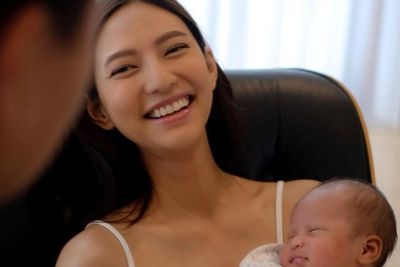 Potret Cantik Nadia Saphira dengan Makeup Flawless Usai Lahirkan Anak Pertama