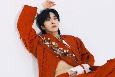 Ten NCT Duduk Sebaris dengan Jenna Ortega Wednesday di Paris Fashion Week, Fans Heboh