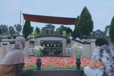 Momen Roger Danuarta Nyekar ke Makam Orangtua Jelang Imlek: Bebersih hingga Tabur Bunga