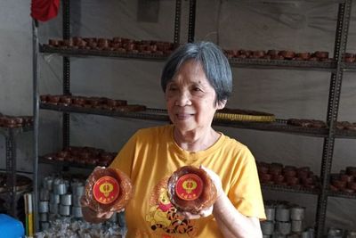 Ternyata Masih Ada Toko Kue Keranjang yang Pakai Kompor Minyak Tanah, Apa Alasannya?