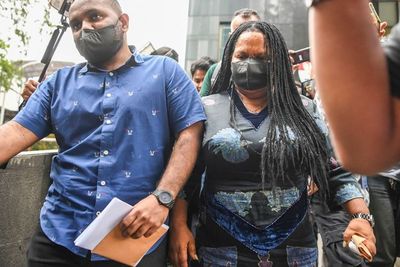 Usai Diperiksa KPK, Istri dan Anak Lukas Enembe Bungkam Seribu Bahasa