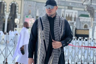 Gaya Fashionable Ivan Gunawan Saat Umrah, Pakai Scraf Dior hingga Tas Selempang