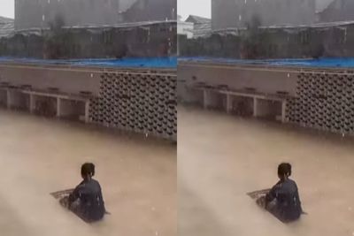 Salat Jumat di Pelataran Masjid, Pria Ini Enggak Beranjak Meski Diguyur Hujan