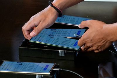 Gak Masuk Akal! Password HP Pria Ini Super Panjang, Bikin Maling Auto Mager