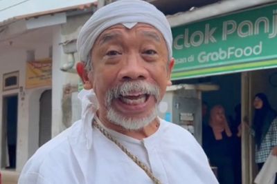 Kenalan Yuk dengan Abah Qomar, Komedian Senior yang Hijrah Jadi Food TikToker