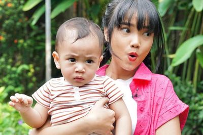 Gemas! Intip Potret Fuji Pangku hingga Gendong Rayyanza, Netizen: Cipung dan Capung