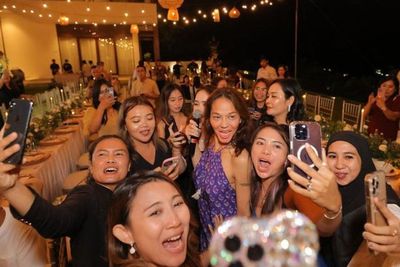Potret Bunda Corla Heboh Dinner Bareng Fans, Pamer Punggung Pakai Baju Terbuka