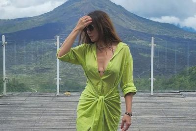 3 Pose Wulan Guritno Pamer Pemandangan Gunung Bikin Ser-seran