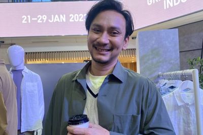 Rompi Rajut dan Celana Cargo Jadi Outfit Favorit Vincent Rompies, Suka Gaya Cowok Bumi