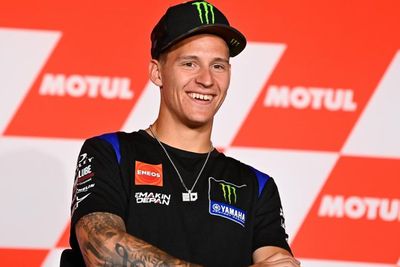 Pakai Helm di Rumah, Fabio Quartararo Gak Sabar Banget Mau Balapan?