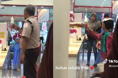 Bikin Terenyuh! Pak Satpam Traktir Es Krim untuk Dua Bocah Badut Jalanan, Banjir Pujian