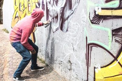 Dua Pemotor Ini Ketahuan Lagi Corat-Coret Halte Transjakarta Cipinang, Netizen: Norak!