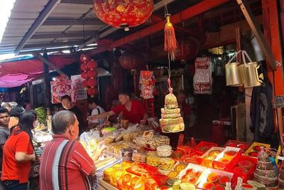 Berburu Kebutuhan Imlek di Pasar Lama Tangerang, Surganya Pernak-pernik dan Kue Imlek!