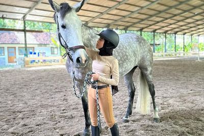 Lesti Pamer Hobi Baru Berkuda, Penampilan Bikin Salfok: Efek Dibanting Jadi Kek Gini