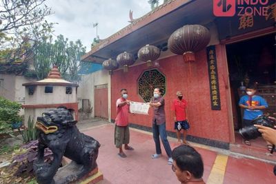 Jemaat Vihara Dharma Bakti Lakukan Tradisi Lepas Burung Pipit di Momen Imlek, Ini Maknanya