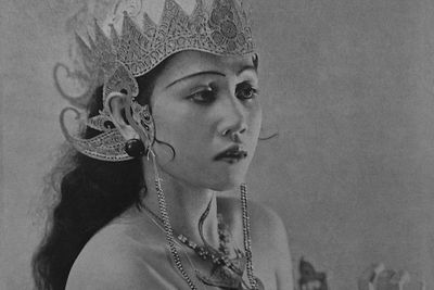 Mengenal Devi Dja, Artis Indonesia Pertama yang Tembus Industri Film Hollywood