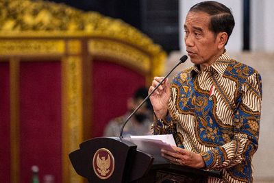 Presiden Jokowi Jalan Sehat 1 Abad NU Bareng Menteri BUMN Erick Thohir