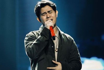 Cover Lagu Ayah Rinto Harahap, Cakra Khan Bikin Fans Banjir Air Mata saat Konser di KL